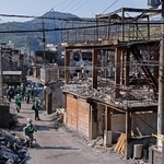 　報道陣に公開された、大規模火災現場の立ち入り規制区域内＝２７日午前、大分市佐賀関