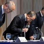 　サイバー攻撃によるシステム障害について謝罪するアサヒグループホールディングスの勝木敦志社長（中央）ら＝２７日午前、東京都千代田区