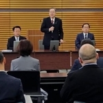 　公明党の会合であいさつする斉藤代表（奥中央）＝２７日午前、東京都新宿区の党本部