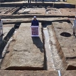 　藤原宮跡の調査区画で「大極殿院」の西門の幅を示す研究員ら＝２７日午前、奈良県橿原市