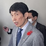 　記者団の取材に応じる山本一太群馬県知事＝２７日午後、前橋市