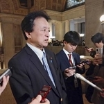 　３月、取材に応じる渡辺周氏＝国会