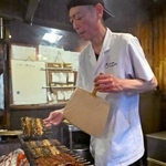 　「八ツ目や　にしむら目黒店」で焼き上げられるウナギ＝２７日午後、東京都目黒区　