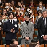 　映画「ペリリュー　楽園のゲルニカ」のチャリティー上映会に出席された愛子さま。（左から）俳優の中村倫也さん、板垣李光人さんら＝２７日午後、東京都千代田区（代表撮影）