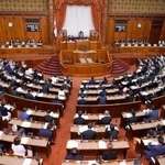 　ガソリン税に上乗せされる暫定税率の廃止法が可決、成立した参院本会議＝２８日午前