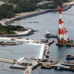 　埋め立て用土砂の投入作業が始まった、沖縄県名護市辺野古東側の大浦湾＝２８日午後（共同通信社機から）