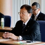 　九州電力川内原発を訪れ、要望を伝える鹿児島県薩摩川内市の田中良二市長＝２７日、薩摩川内市