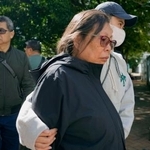 　犠牲者の身元確認を行う写真の保管場所から出てきた女性＝２８日、香港北部・新界地区大埔（共同）