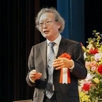 　京都大で講演する柏原正樹特任教授＝２８日午後、京都市左京区