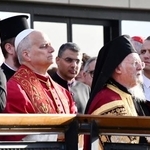 　トルコ・イズニクで開かれた式典に出席したローマ教皇レオ１４世（左）ら＝２８日（共同）