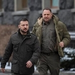 　ウクライナのゼレンスキー大統領（左）とイエルマーク大統領府長官＝２０２４年１月、キーウ（ロイター＝共同）