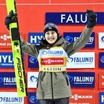 　Ｗ杯ジャンプ女子個人第３戦で優勝した丸山希＝２８日、スウェーデン・ファルン（ロイター＝共同）