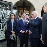 　２８日、スペイン北部ゲルニカを訪れたドイツのシュタインマイヤー大統領（左から３人目）（ロイター＝共同）