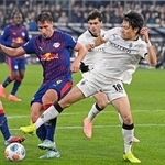 　ライプチヒ戦で競り合うボルシアＭＧの町野（右）＝メンヘングラッドバッハ（共同）