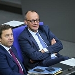 　ベルリンのドイツ連邦議会での予算案審議を見守るメルツ首相（右）＝２８日（ロイター＝共同）