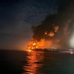 　黒海で黒煙を上げる「影の船団」のタンカー＝２８日（トルコ海事当局提供・ロイター＝共同）