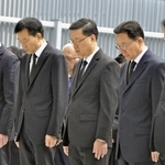 　香港政府庁舎の広場で黙とうする李家超行政長官（中央）ら＝２９日（共同）