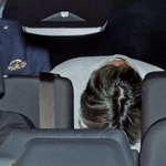 　送検される林欣海容疑者＝２９日午後０時３分、警視庁牛込署