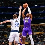 　マーベリックス戦でシュートを放つレーカーズの八村＝ロサンゼルス（ＮＢＡＥ・ゲッティ＝共同）