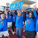 　Ｊ１昇格が決まり、選手らと喜ぶ長崎・高木監督（前列左から２人目）＝ポカリ