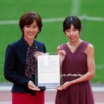 　日本陸連の「アスレティックス・アワード」で年間最優秀選手に輝いた藤井菜々子。左は有森裕子会長＝２９日、東京・国立競技場