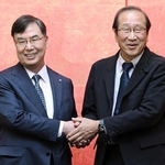 　京都大で行われた対談で握手する、ノーベル生理学・医学賞の坂口志文大阪大特任教授（左）と化学賞の北川進京都大特別教授＝１０日、京都市左京区