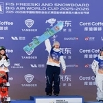 　スノーボードＷ杯のビッグエア開幕戦の女子で表彰台を独占した日本勢。（左から）２位岩渕麗楽、優勝した深田茉莉、３位鬼塚雅＝張家口（ゲッティ＝共同）