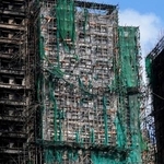 　大規模火災が起きた香港の高層住宅群の外壁に残る防護ネット＝２９日（共同）