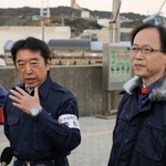 　視察後、記者団の取材に応じる大分市の足立信也市長（左）と大分県の佐藤樹一郎知事＝２９日午後、大分市佐賀関