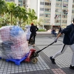 　地元警察の求めに応じ、被災者のために用意した衣類などの物資を移動するボランティア＝２９日、香港北部・新界地区大埔（共同）