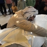 　イスラエルの無人機攻撃で殺害された子どもの死を悼む人＝２９日、ガザ南部ハンユニス（ゲッティ＝共同）