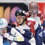 　２７日、女子３０００メートルリレー順位決定戦で、平井亜実（中央）にタッチする黒川輝衣（奥）＝ドルドレヒト（共同）