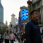 　上海の繁華街を歩く人たち＝１１月（共同）