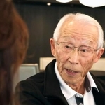 　長崎の被爆者団体代表団に語りかける在米被爆者のハワード・カキタさん＝２９日、米ロサンゼルス（共同）