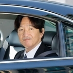 　６０歳の誕生日を迎え、天皇、皇后両陛下にあいさつするため皇居に入られる秋篠宮さま＝３０日午前、半蔵門