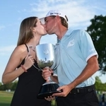 　欧州ツアーのオーストラリアＰＧＡ選手権を制し、婚約者とキスを交わすダビド・プイグ＝３０日、ブリスベン（ゲッティ＝共同）