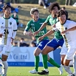 　ＪＦＬ・地域リーグ入れ替えの市原戦で、延長後半途中から出場しプレーする鈴鹿の三浦知良（左から２人目）＝三重交通Ｇスポーツの杜鈴鹿