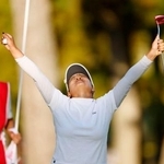 　最終日、プレーオフを制して優勝を決め、喜ぶ鈴木愛＝宮崎ＣＣ