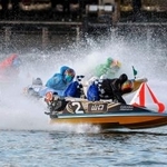 　優勝戦の１周目２マークを先頭で回る山口剛（２）＝ボートレース福岡