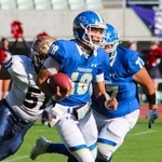 　関大との準決勝で突進する関学大のＱＢ星野太＝ヤンマースタジアム長居