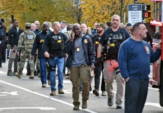 　米ワシントンの銃撃事件現場付近で対応に当たる捜査関係者ら＝１１月２６日（共同）