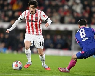 　マインツ戦で競り合うフライブルクの鈴木唯＝フライブルク（共同）