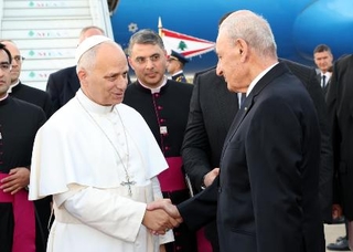 　レバノンの首都ベイルートに到着したローマ教皇レオ１４世（左）＝１１月３０日（レバノン大統領府／アナトリア通信提供・ゲッティ＝共同）