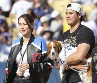 　愛犬デコピンを抱くドジャースの大谷翔平と妻の真美子さん＝２０２４年１１月、ロサンゼルス（共同）