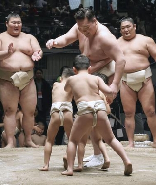 　２月、「白鵬杯」で幼児に稽古をつける元横綱白鵬の白鵬翔さん（中央）＝両国国技館