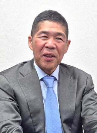 　東京バス沖縄営業所で取材に応じる西村晴成社長＝１１月、沖縄県豊見城市