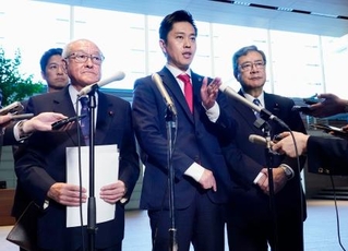 　取材に応じる（手前左から）自民党の鈴木幹事長、日本維新の会の吉村代表ら＝１日午後、首相官邸