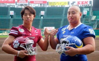 　甲子園球場でポーズをとる立命大の今田甚太郎主将（左）と関学大の前田涼太主将＝１日