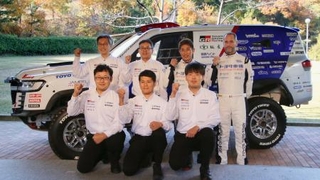 　「ダカール・ラリー」参戦を発表し、ポーズをとる三浦昂氏（後列右から２人目）らトヨタ車体チーム＝１日午前、愛知県豊田市