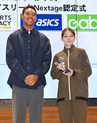　「ダイヤモンドアスリート」に認定された女子中長距離のドルーリー朱瑛里。左はプレゼンターとして出席した男子短距離のサニブラウン・ハキーム＝１日、東京都新宿区